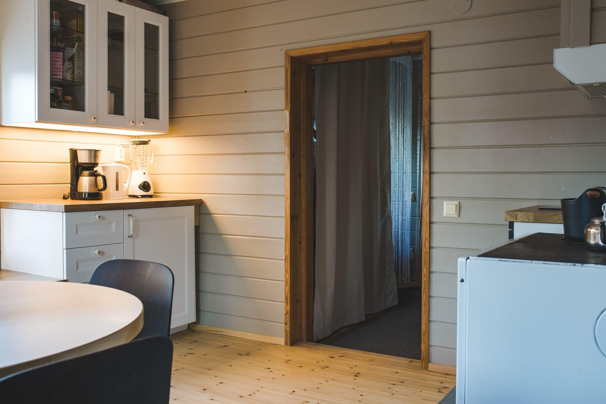 Keittiö ja ovi eteiseen