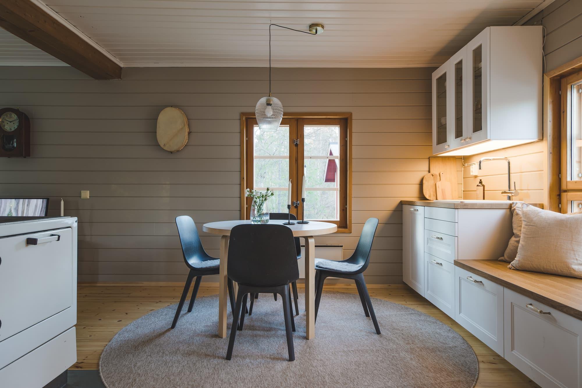 Keittiö ja pyöreä ruokapöytä