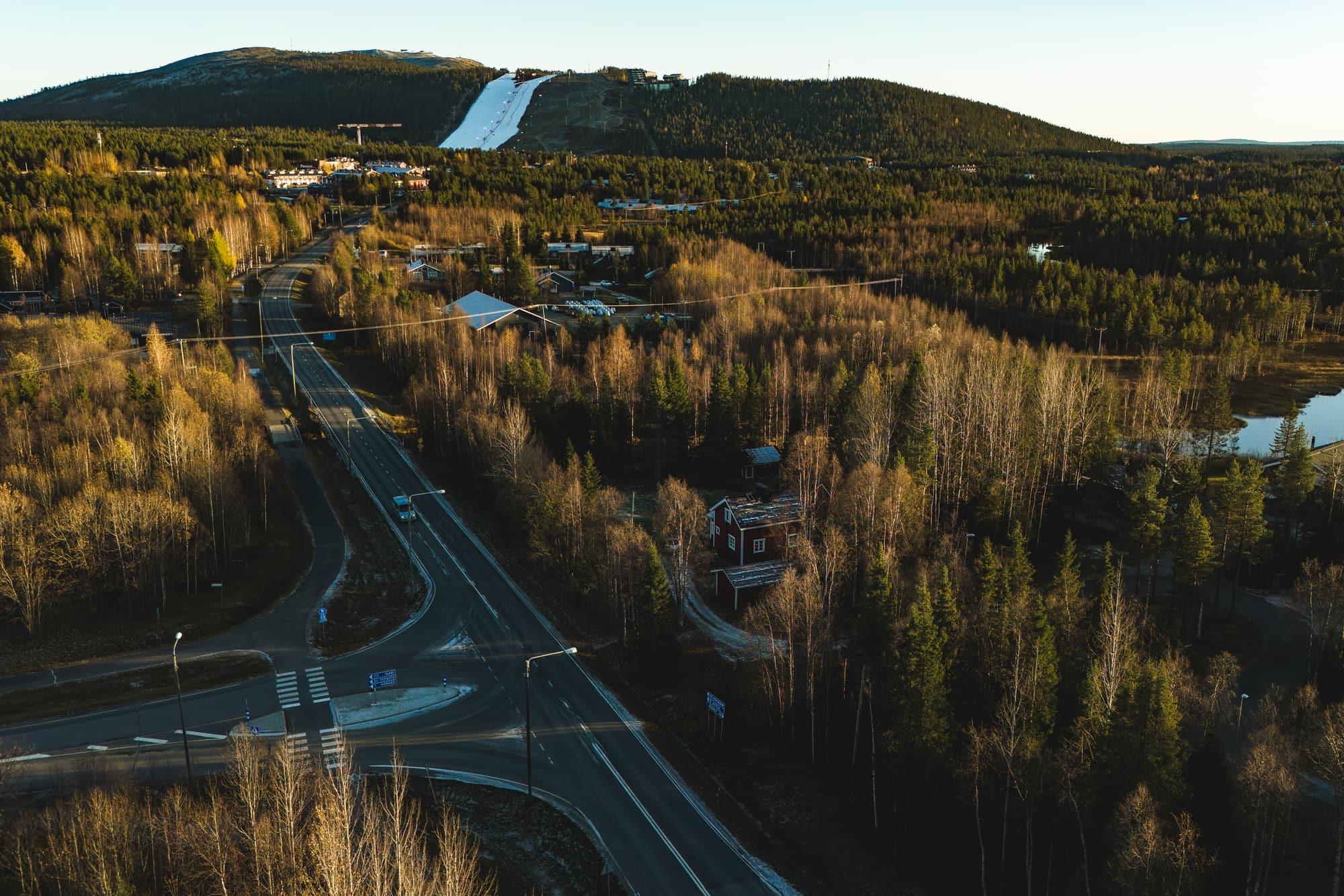 Ilmakuva Sirkasta, taustalla Levin rinteet