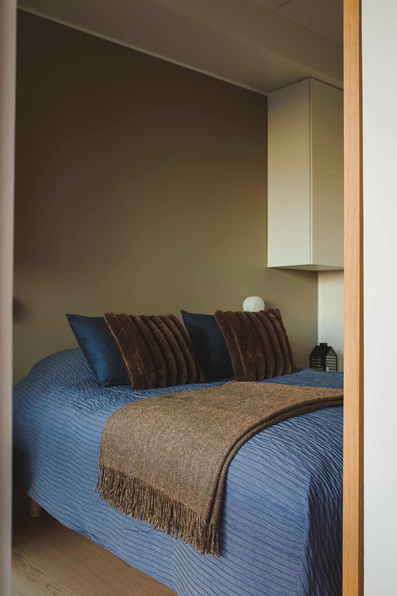 Double bed with blue bedding