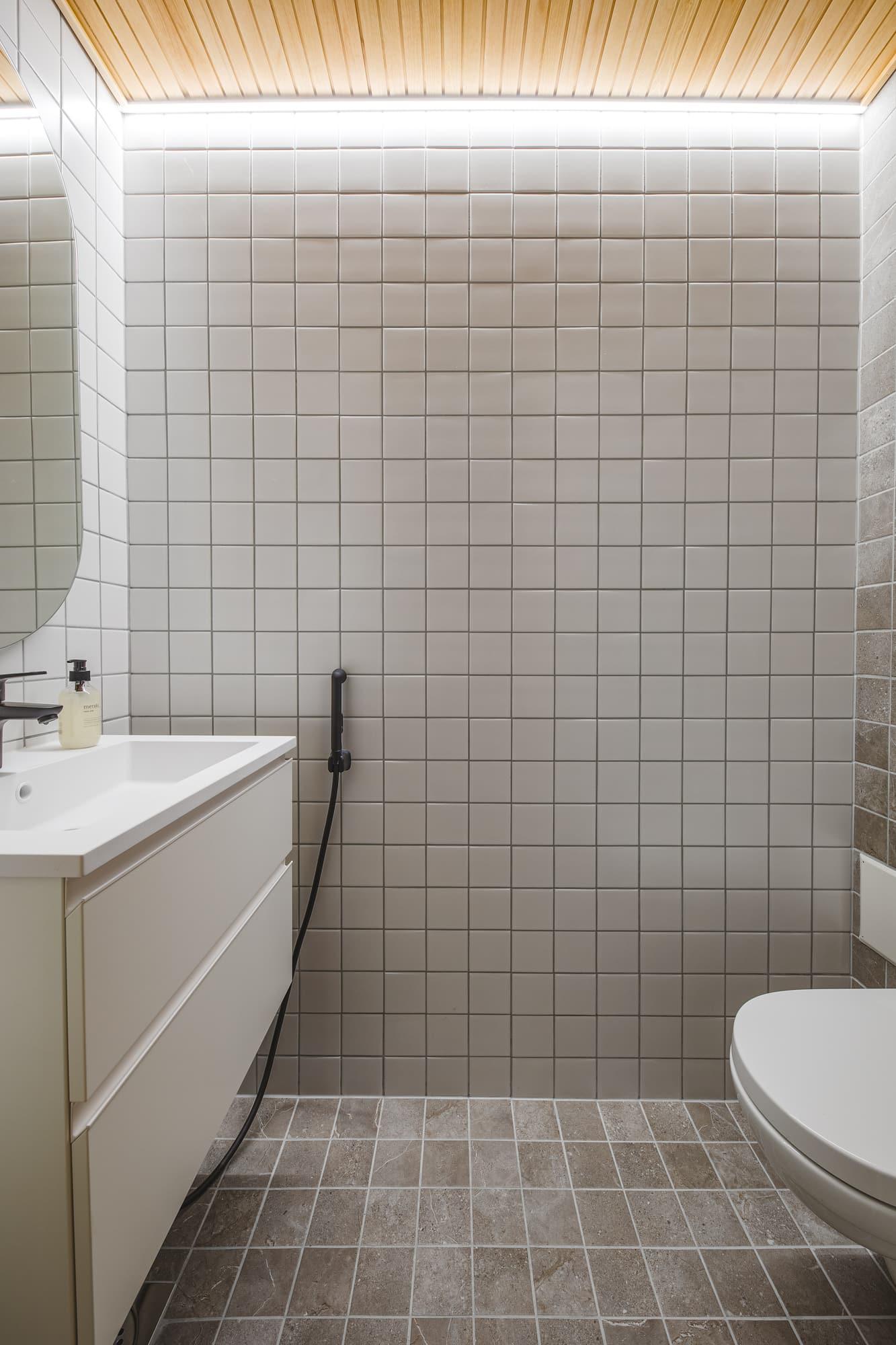 Bathroom with washbasin